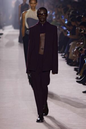2/24 | Victoria Beckham Fall 2025 | Photo: NOWFASHION.com Victoria Beckham Fall 2025 | Photo: NOWFASHION.com