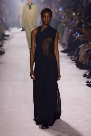 3/24 | Victoria Beckham Fall 2025 | Photo: NOWFASHION.com Victoria Beckham Fall 2025 | Photo: NOWFASHION.com