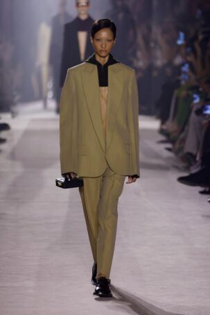 4/24 | Victoria Beckham Fall 2025 | Photo: NOWFASHION.com Victoria Beckham Fall 2025 | Photo: NOWFASHION.com