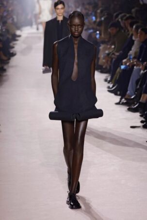 5/24 | Victoria Beckham Fall 2025 | Photo: NOWFASHION.com Victoria Beckham Fall 2025 | Photo: NOWFASHION.com
