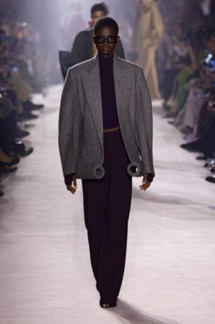 8/24 | Victoria Beckham Fall 2025 | Photo: NOWFASHION.com Victoria Beckham Fall 2025 | Photo: NOWFASHION.com