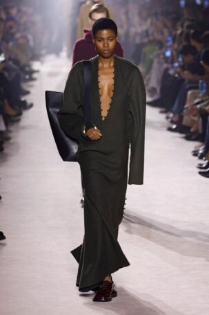 9/24 | Victoria Beckham Fall 2025 | Photo: NOWFASHION.com Victoria Beckham Fall 2025 | Photo: NOWFASHION.com