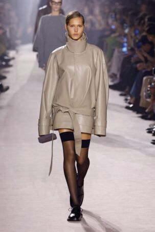 11/24 | Victoria Beckham Fall 2025 | Photo: NOWFASHION.com Victoria Beckham Fall 2025 | Photo: NOWFASHION.com