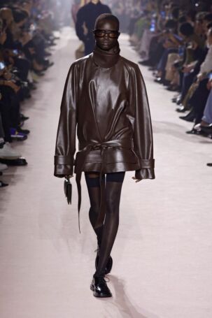 12/24 | Victoria Beckham Fall 2025 | Photo: NOWFASHION.com Victoria Beckham Fall 2025 | Photo: NOWFASHION.com
