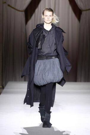 1/52 | Yohji Yamamoto Fall 2025 | Photo: NOWFASHION.com Yohji Yamamoto Fall 2025 | Photo: NOWFASHION.com