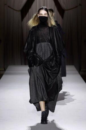 2/52 | Yohji Yamamoto Fall 2025 | Photo: NOWFASHION.com Yohji Yamamoto Fall 2025 | Photo: NOWFASHION.com