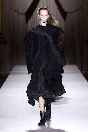 3/52 | Yohji Yamamoto Fall 2025 | Photo: NOWFASHION.com Yohji Yamamoto Fall 2025 | Photo: NOWFASHION.com
