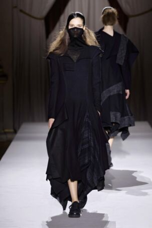 4/52 | Yohji Yamamoto Fall 2025 | Photo: NOWFASHION.com Yohji Yamamoto Fall 2025 | Photo: NOWFASHION.com