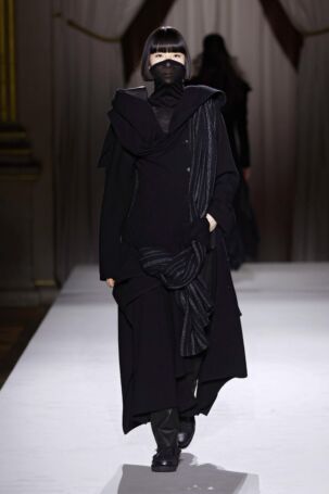 5/52 | Yohji Yamamoto Fall 2025 | Photo: NOWFASHION.com Yohji Yamamoto Fall 2025 | Photo: NOWFASHION.com