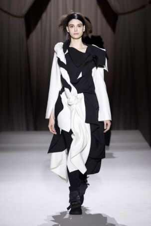 6/52 | Yohji Yamamoto Fall 2025 | Photo: NOWFASHION.com Yohji Yamamoto Fall 2025 | Photo: NOWFASHION.com