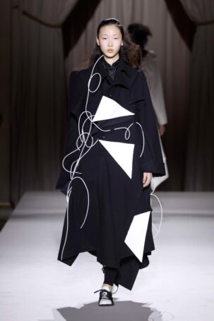 7/52 | Yohji Yamamoto Fall 2025 | Photo: NOWFASHION.com Yohji Yamamoto Fall 2025 | Photo: NOWFASHION.com
