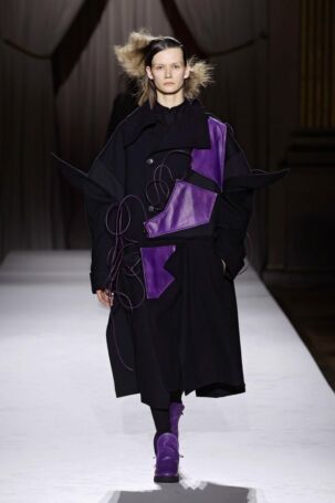 8/52 | Yohji Yamamoto Fall 2025 | Photo: NOWFASHION.com Yohji Yamamoto Fall 2025 | Photo: NOWFASHION.com
