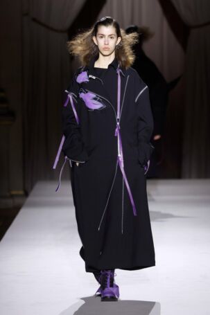 9/52 | Yohji Yamamoto Fall 2025 | Photo: NOWFASHION.com Yohji Yamamoto Fall 2025 | Photo: NOWFASHION.com