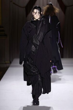 10/52 | Yohji Yamamoto Fall 2025 | Photo: NOWFASHION.com Yohji Yamamoto Fall 2025 | Photo: NOWFASHION.com