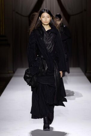 11/52 | Yohji Yamamoto Fall 2025 | Photo: NOWFASHION.com Yohji Yamamoto Fall 2025 | Photo: NOWFASHION.com