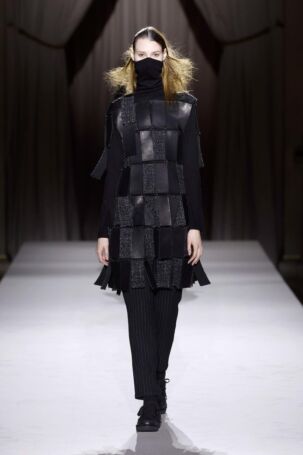 12/52 | Yohji Yamamoto Fall 2025 | Photo: NOWFASHION.com Yohji Yamamoto Fall 2025 | Photo: NOWFASHION.com