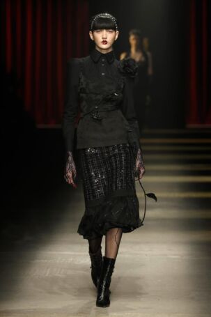 1/86 | Antonio Marras Fall 2025 | Photo: NOWFASHION.com Antonio Marras Fall 2025 | Photo: NOWFASHION.com