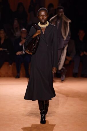 2/85 | Fendi Fall 2025 | Photo: NOWFASHION.com Fendi Fall 2025 | Photo: NOWFASHION.com