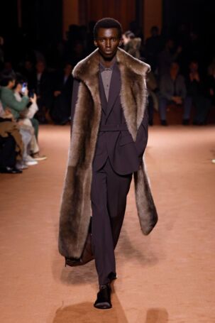 3/85 | Fendi Fall 2025 | Photo: NOWFASHION.com Fendi Fall 2025 | Photo: NOWFASHION.com