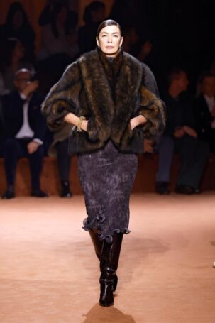 4/85 | Fendi Fall 2025 | Photo: NOWFASHION.com Fendi Fall 2025 | Photo: NOWFASHION.com