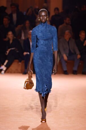 7/85 | Fendi Fall 2025 | Photo: NOWFASHION.com Fendi Fall 2025 | Photo: NOWFASHION.com