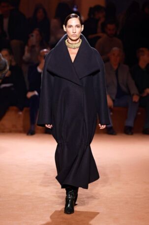 10/85 | Fendi Fall 2025 | Photo: NOWFASHION.com Fendi Fall 2025 | Photo: NOWFASHION.com