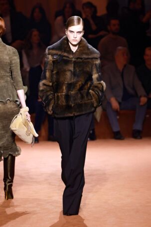 11/85 | Fendi Fall 2025 | Photo: NOWFASHION.com Fendi Fall 2025 | Photo: NOWFASHION.com