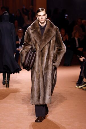 12/85 | Fendi Fall 2025 | Photo: NOWFASHION.com Fendi Fall 2025 | Photo: NOWFASHION.com