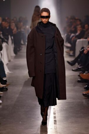 1/51 | MM6 Maison Margiela Fall 2025 | Photo: NOWFASHION.com MM6 Maison Margiela Fall 2025 | Photo: NOWFASHION.com