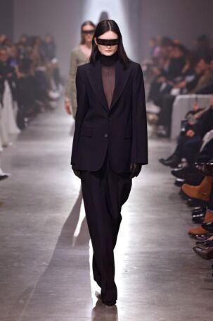 9/51 | MM6 Maison Margiela Fall 2025 | Photo: NOWFASHION.com MM6 Maison Margiela Fall 2025 | Photo: NOWFASHION.com