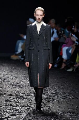 1/49 | Moschino Fall 2025 | Photo: NOWFASHION.com Moschino Fall 2025 | Photo: NOWFASHION.com