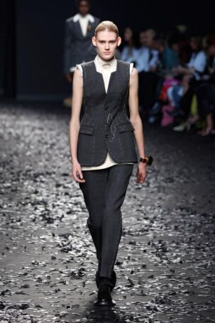 2/49 | Moschino Fall 2025 | Photo: NOWFASHION.com Moschino Fall 2025 | Photo: NOWFASHION.com