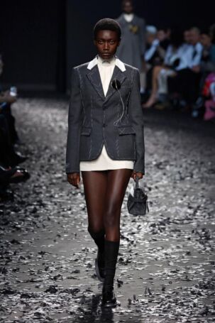 3/49 | Moschino Fall 2025 | Photo: NOWFASHION.com Moschino Fall 2025 | Photo: NOWFASHION.com