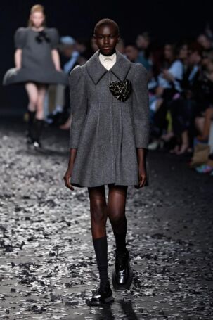 4/49 | Moschino Fall 2025 | Photo: NOWFASHION.com Moschino Fall 2025 | Photo: NOWFASHION.com