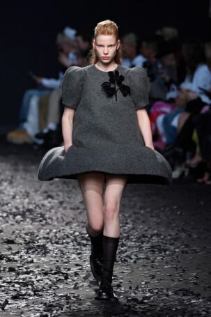 5/49 | Moschino Fall 2025 | Photo: NOWFASHION.com Moschino Fall 2025 | Photo: NOWFASHION.com