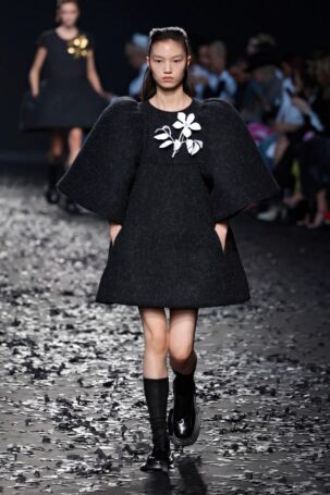 6/49 | Moschino Fall 2025 | Photo: NOWFASHION.com Moschino Fall 2025 | Photo: NOWFASHION.com