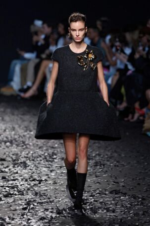 7/49 | Moschino Fall 2025 | Photo: NOWFASHION.com Moschino Fall 2025 | Photo: NOWFASHION.com