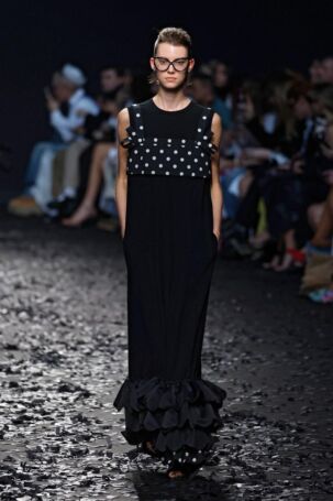 9/49 | Moschino Fall 2025 | Photo: NOWFASHION.com Moschino Fall 2025 | Photo: NOWFASHION.com