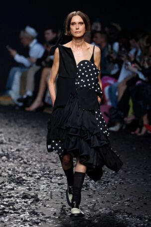 10/49 | Moschino Fall 2025 | Photo: NOWFASHION.com Moschino Fall 2025 | Photo: NOWFASHION.com