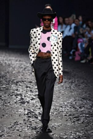 11/49 | Moschino Fall 2025 | Photo: NOWFASHION.com Moschino Fall 2025 | Photo: NOWFASHION.com