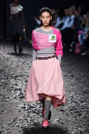 12/49 | Moschino Fall 2025 | Photo: NOWFASHION.com Moschino Fall 2025 | Photo: NOWFASHION.com