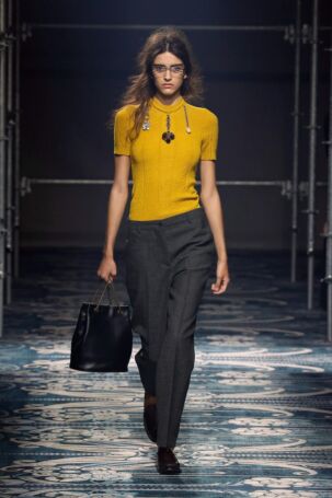 10/53 | Prada Fall 2025 | Photo: NOWFASHION.com Prada Fall 2025 | Photo: NOWFASHION.com