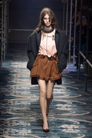 12/53 | Prada Fall 2025 | Photo: NOWFASHION.com Prada Fall 2025 | Photo: NOWFASHION.com