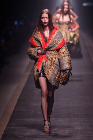 1/70 | Versace Fall 2025 | Photo: NOWFASHION.com Versace Fall 2025 | Photo: NOWFASHION.com