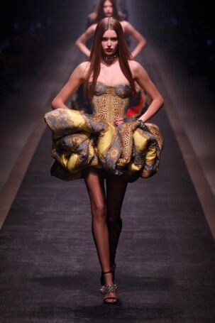 2/70 | Versace Fall 2025 | Photo: NOWFASHION.com Versace Fall 2025 | Photo: NOWFASHION.com