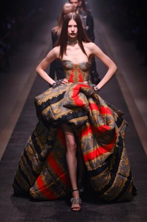 3/70 | Versace Fall 2025 | Photo: NOWFASHION.com Versace Fall 2025 | Photo: NOWFASHION.com