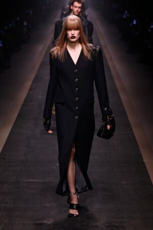4/70 | Versace Fall 2025 | Photo: NOWFASHION.com Versace Fall 2025 | Photo: NOWFASHION.com