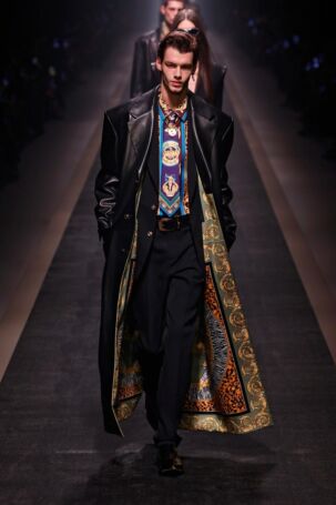 5/70 | Versace Fall 2025 | Photo: NOWFASHION.com Versace Fall 2025 | Photo: NOWFASHION.com