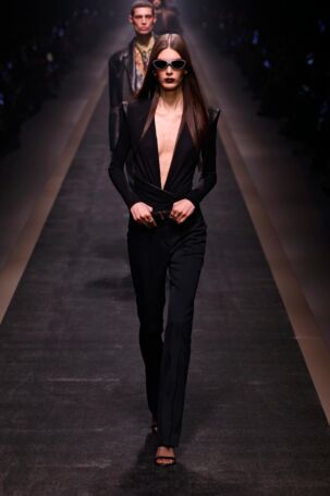 6/70 | Versace Fall 2025 | Photo: NOWFASHION.com Versace Fall 2025 | Photo: NOWFASHION.com