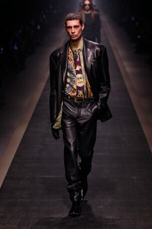 7/70 | Versace Fall 2025 | Photo: NOWFASHION.com Versace Fall 2025 | Photo: NOWFASHION.com